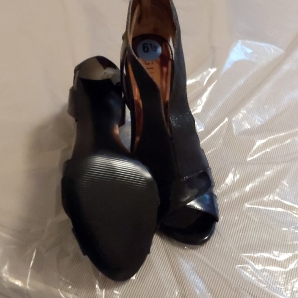 Guess Heels - Picture 3 of 6